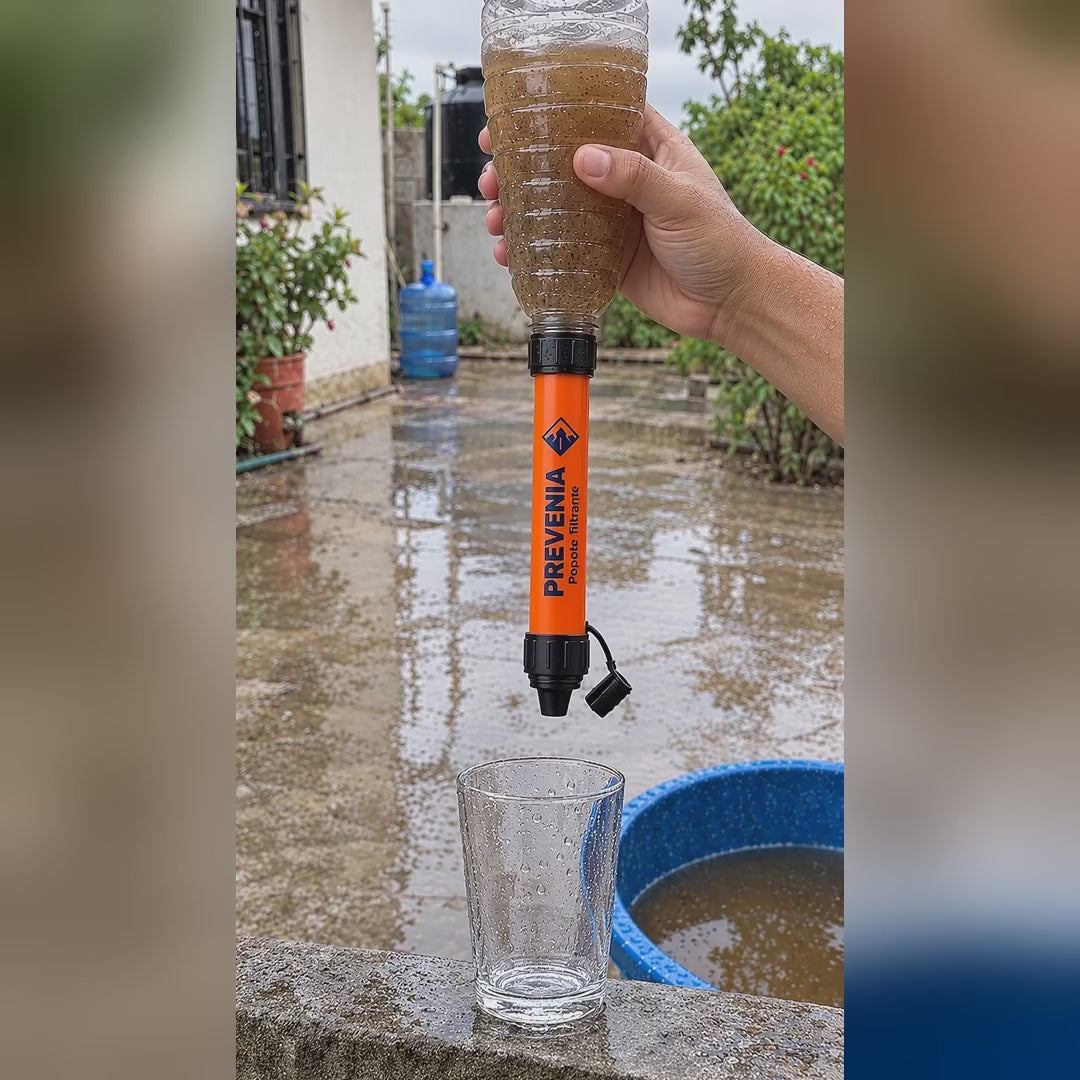 Demostración: una mano aprieta la botella con agua turbia y sale agua limpia del popote Prevenia al vaso